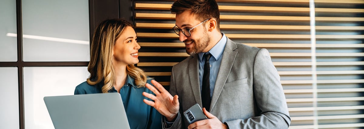 2 employees talking in an office