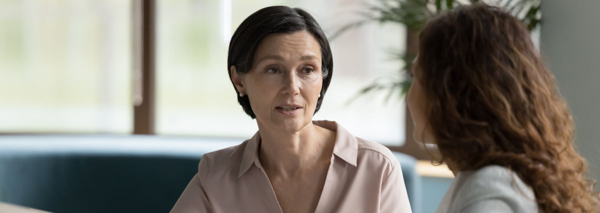 2 women talking seriously in a modern office