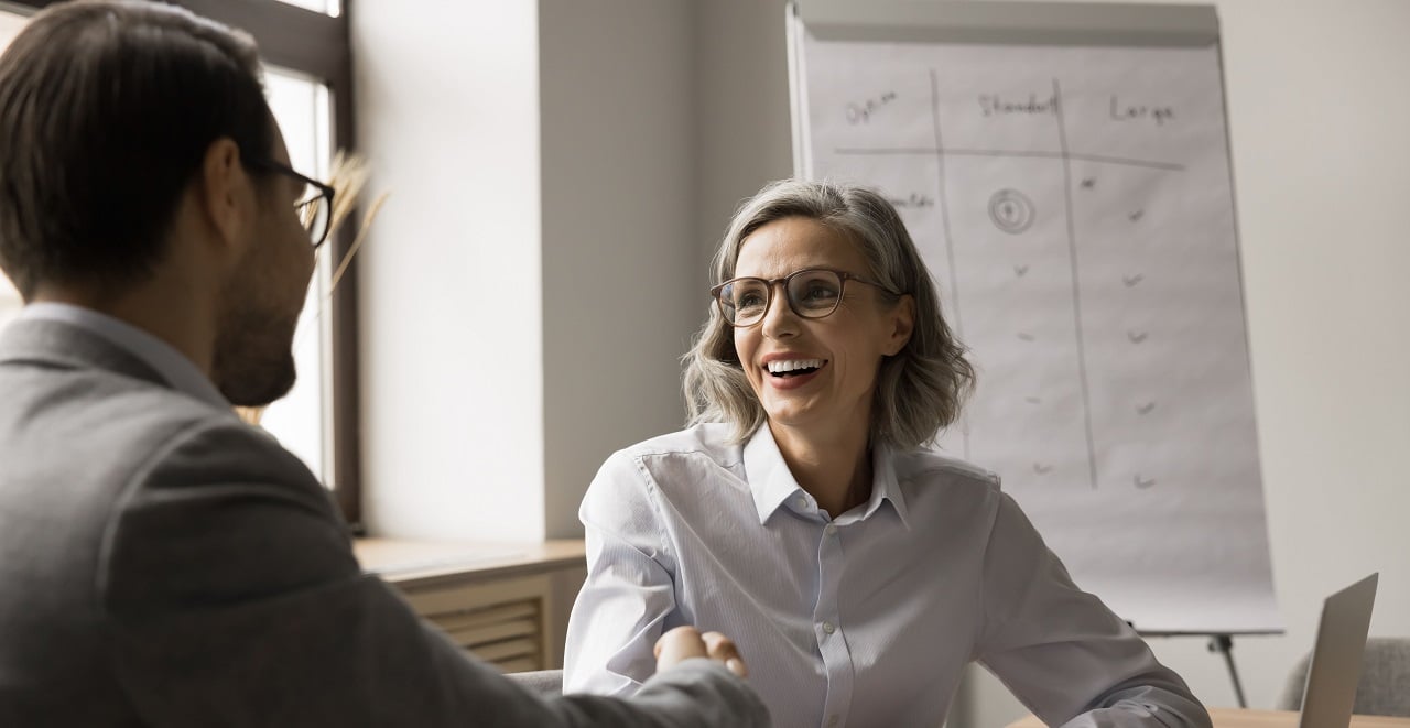 man en vrouw in een kantoor die in overleg zijn over bescherming fraude
