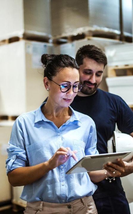 Una manager controlla sul tablet il funzionamento dell'e-commerce