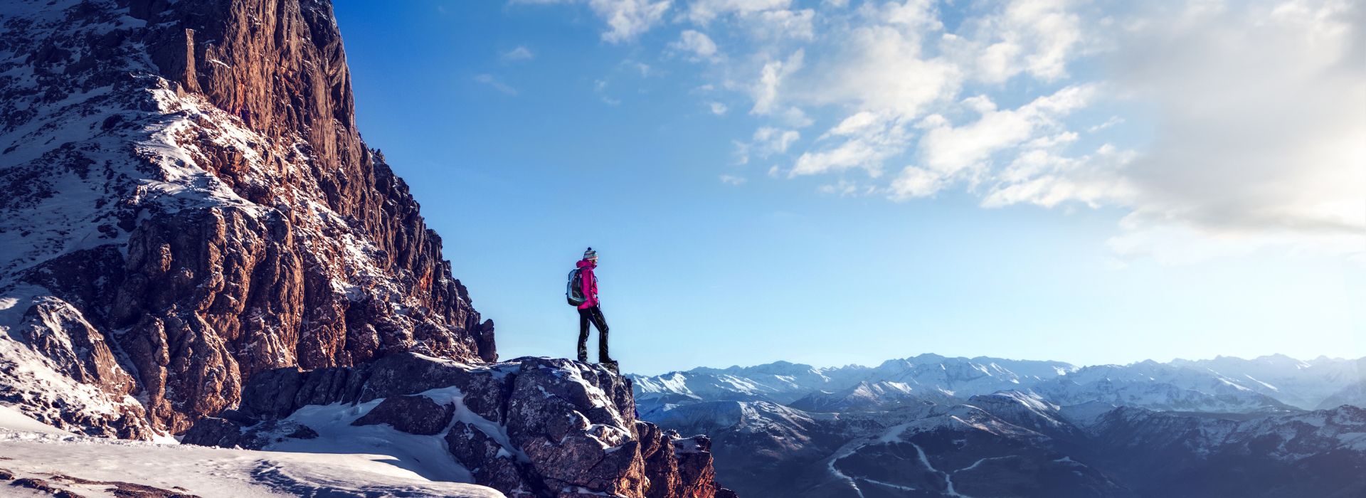 Alpinista ammira il paesaggio di montagna