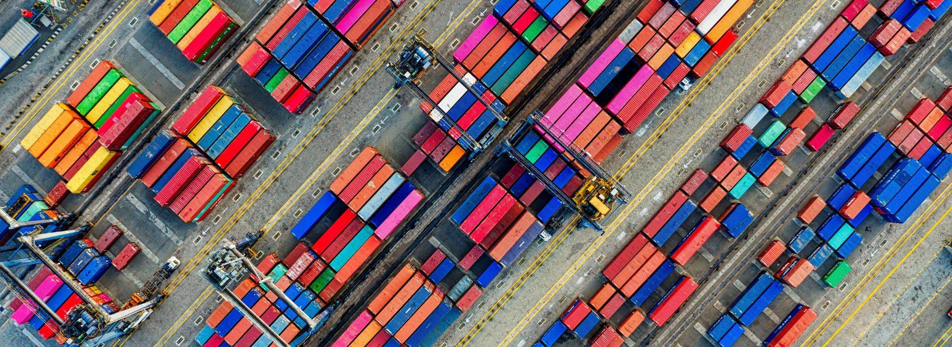 Deposito container destinati all'export visto dall'alto