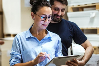 Una manager controlla sul tablet il funzionamento dell'e-commerce