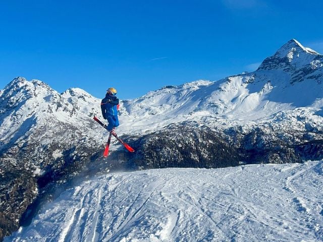 Giovanni Rossi impegnato nello sci alpinismo su una montagna innevata