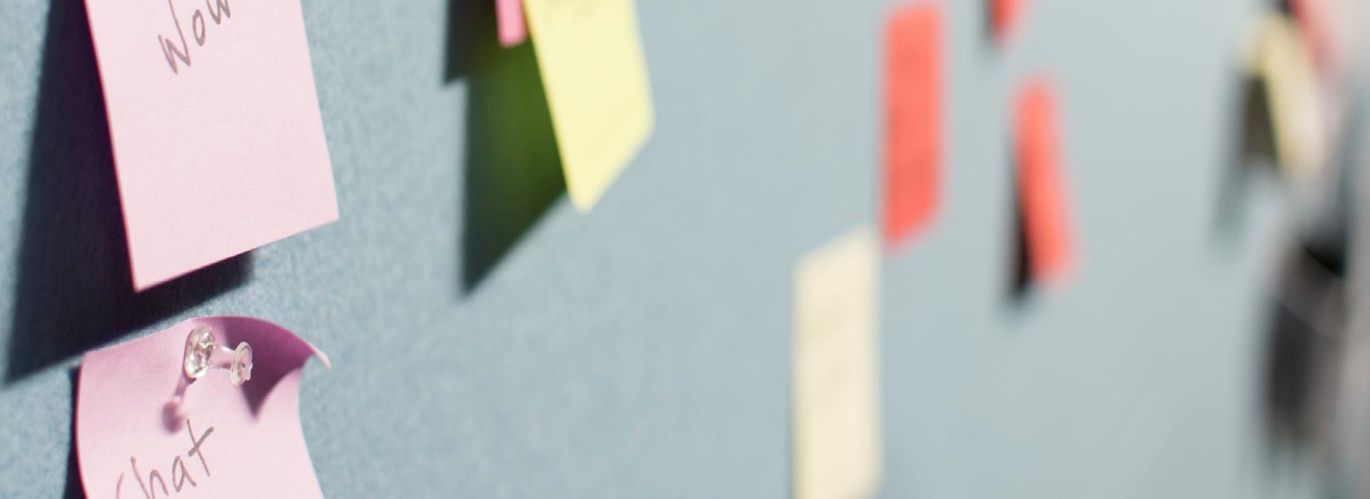 Bacheca con dei post-it colorati