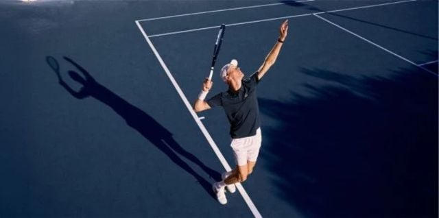 jannik-sinner-che-gioca-a-tennis