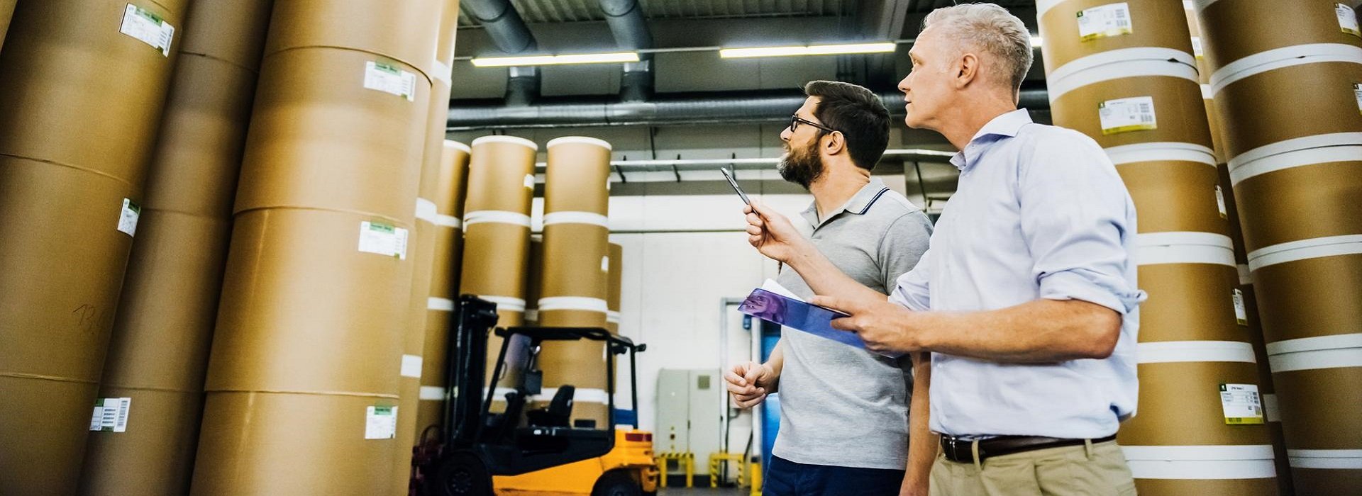 Due imprenditori aggiornano l'inventario di un magazzino 