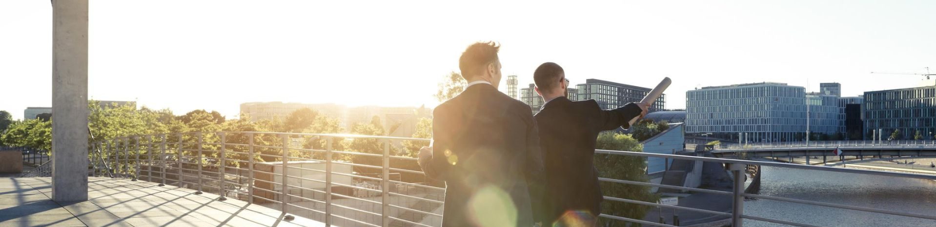 Due imprenditori passeggiano nel distretto finanziario della cittò