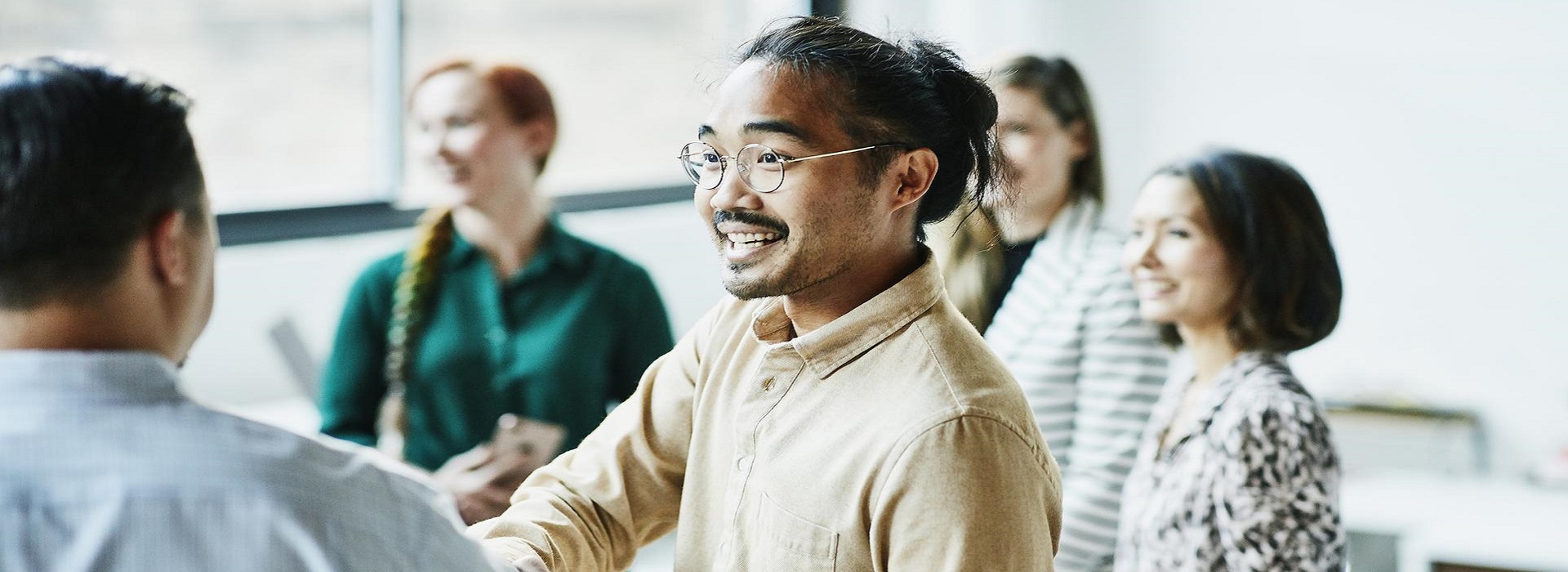 Un imprenditore stringe la mano ad un cliente