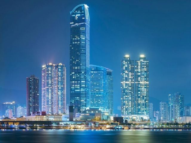 Città moderna con grattacieli illuminati