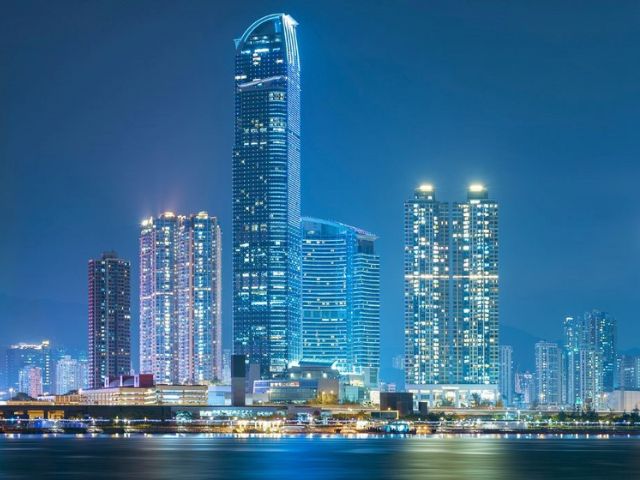 Città moderna con grattacieli illuminati