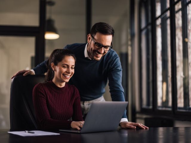 Due colleghi di una PMI richiedono un preventivo per l'assicurazione del credito usando un laptop