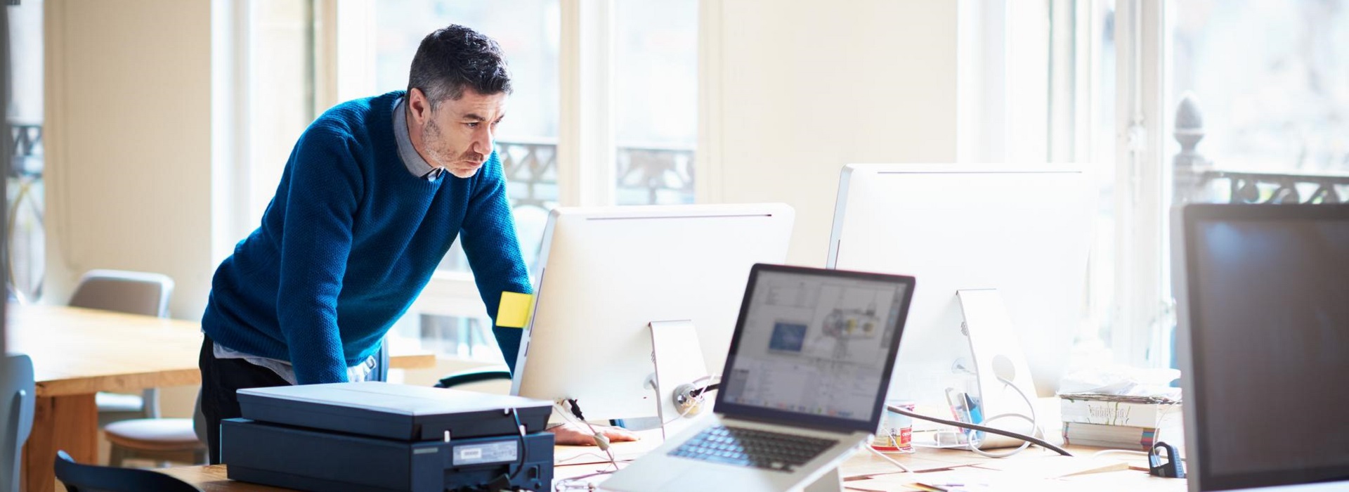 Un imprenditore lavora in piedi nel suo ufficio