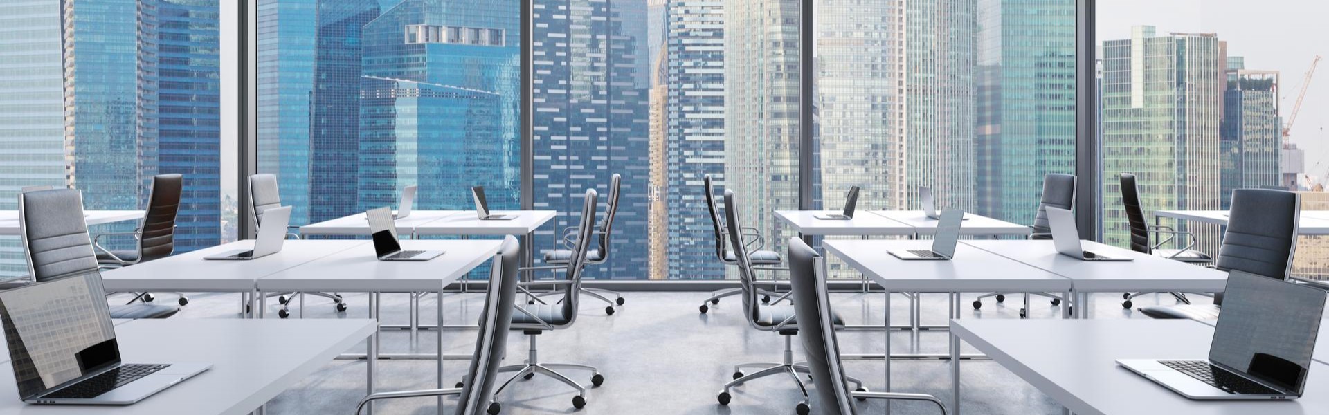 Vista di un ufficio con vetrate