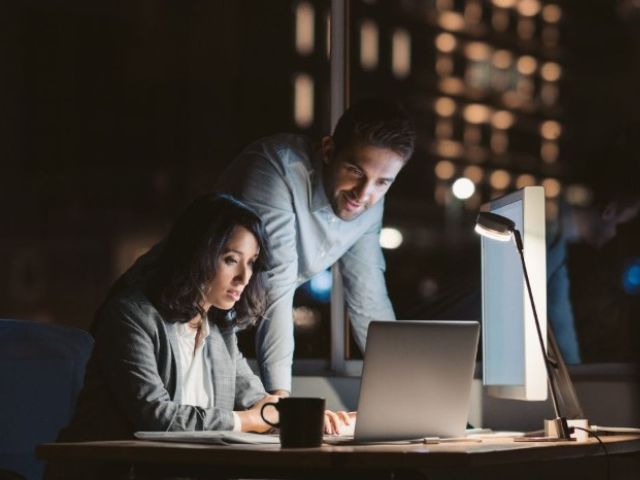 Due colleghi in ufficio lavorano al computer