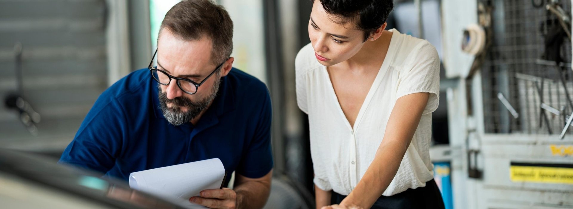 Un meccanico e una collega in un'officina