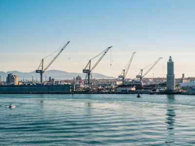 Vista di un porto con cantiere