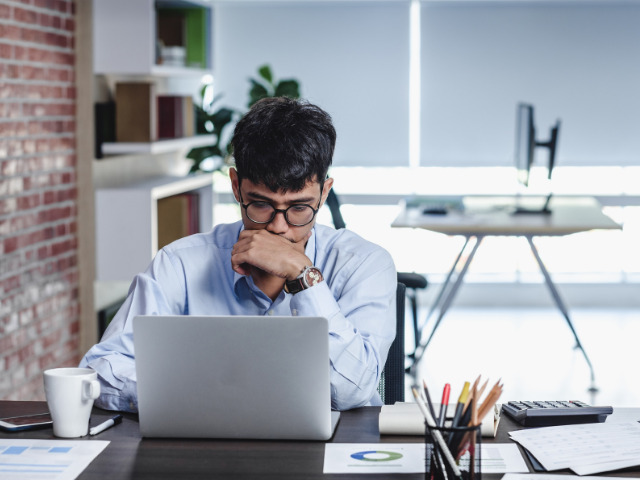 Un giovane imprenditore monitora al computer i KPI finanziari della sua azienda