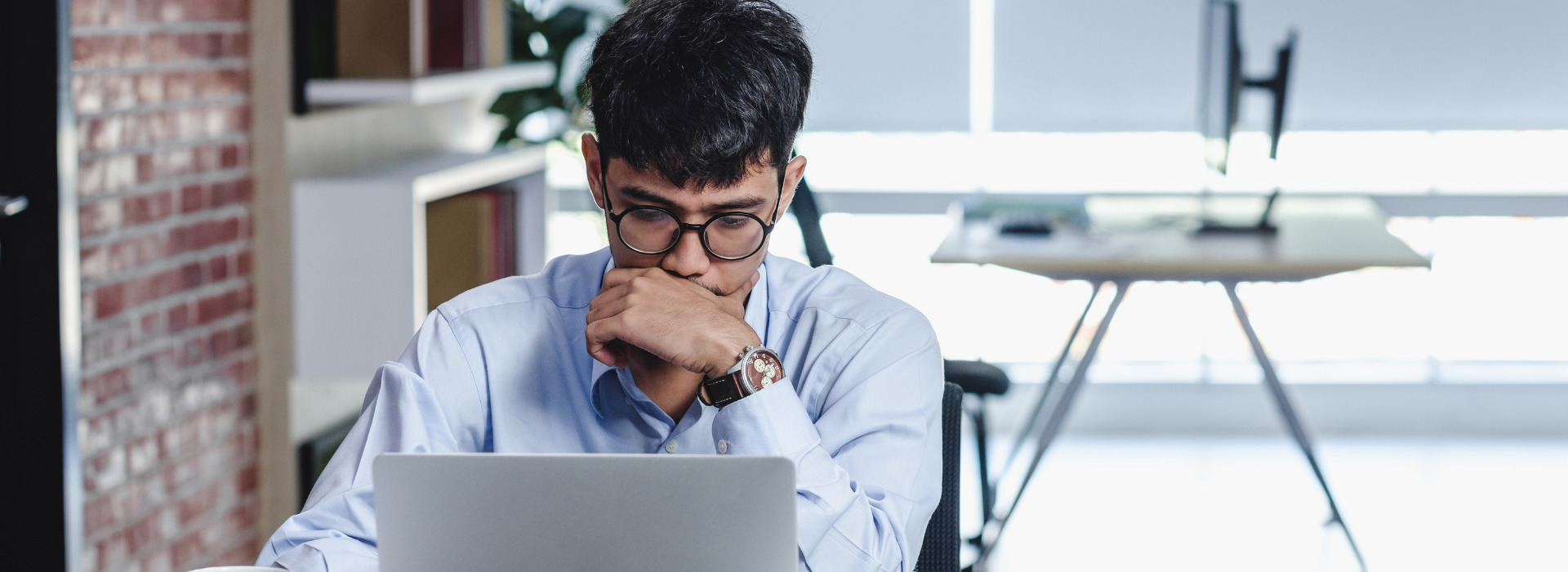 Un giovane imprenditore monitora al computer i KPI finanziari della sua azienda