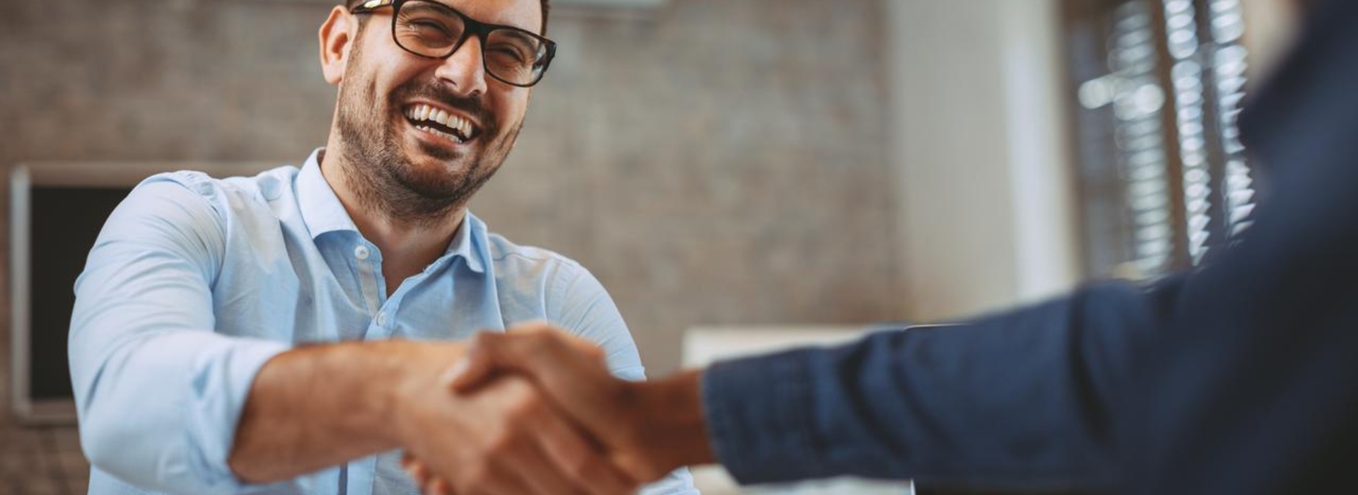 Un imprenditore e il suo cliente si stringono la mano