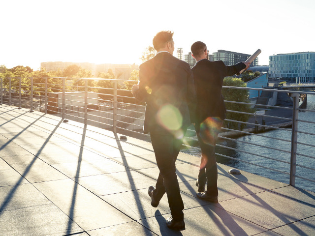 Due imprenditori passeggiano nel distretto finanziario della città