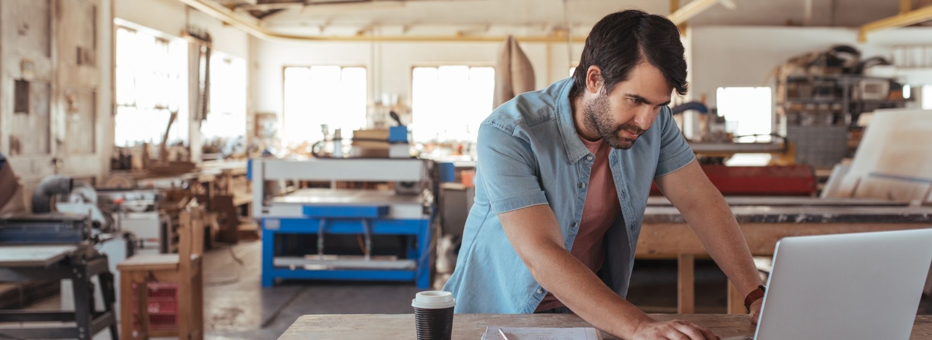 Artigiano nel suo laboratorio controlla gli oridni online