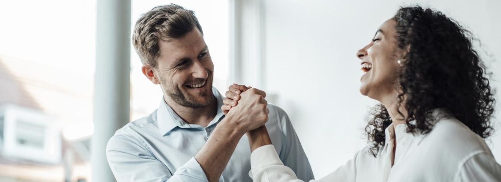 Due colleghi si danno il "cinque" per aver raggiunto gli obiettivi aziendali del mese