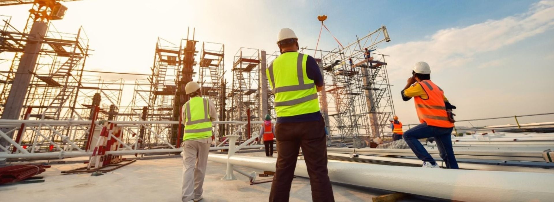  Operai edili al lavoro su una struttura in costruzione