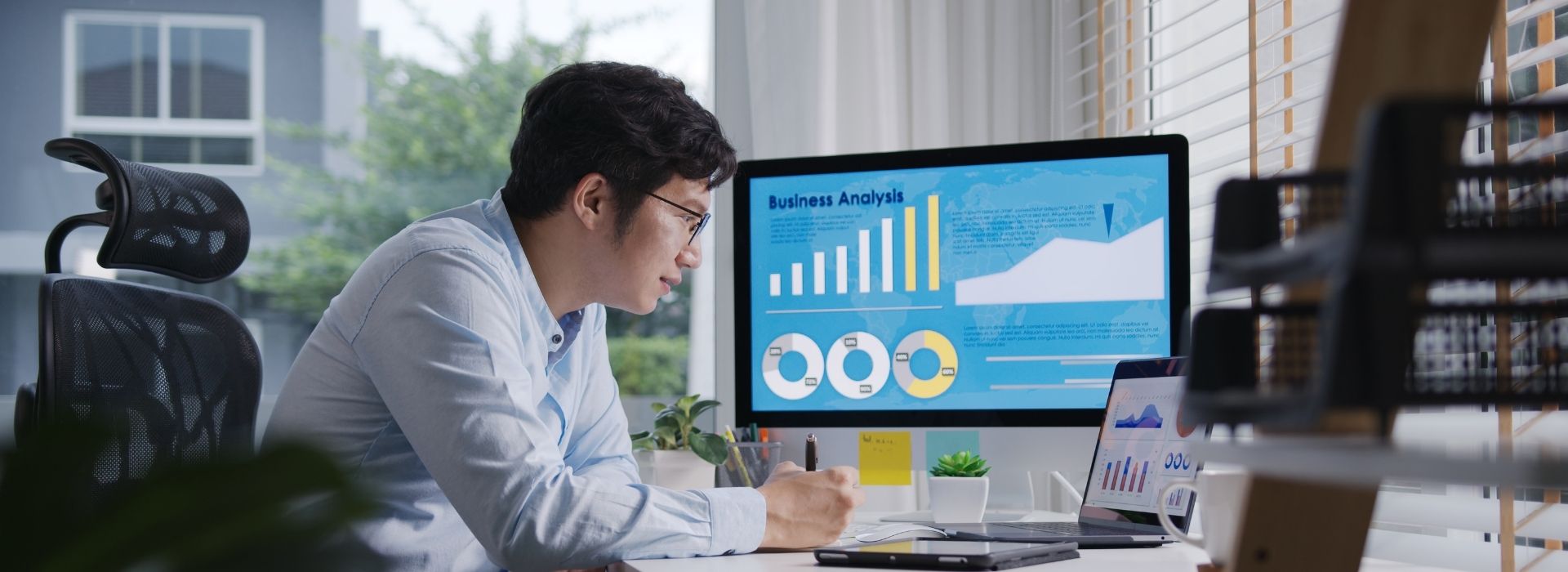 Un business analyst monitora dati al computer