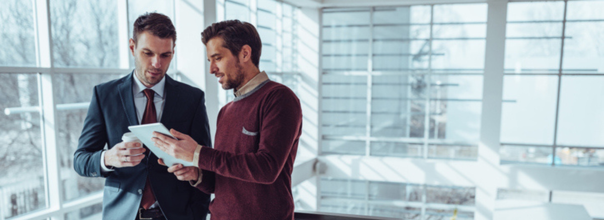 Un dipendente mostra dei dati su un tablet al suo manager