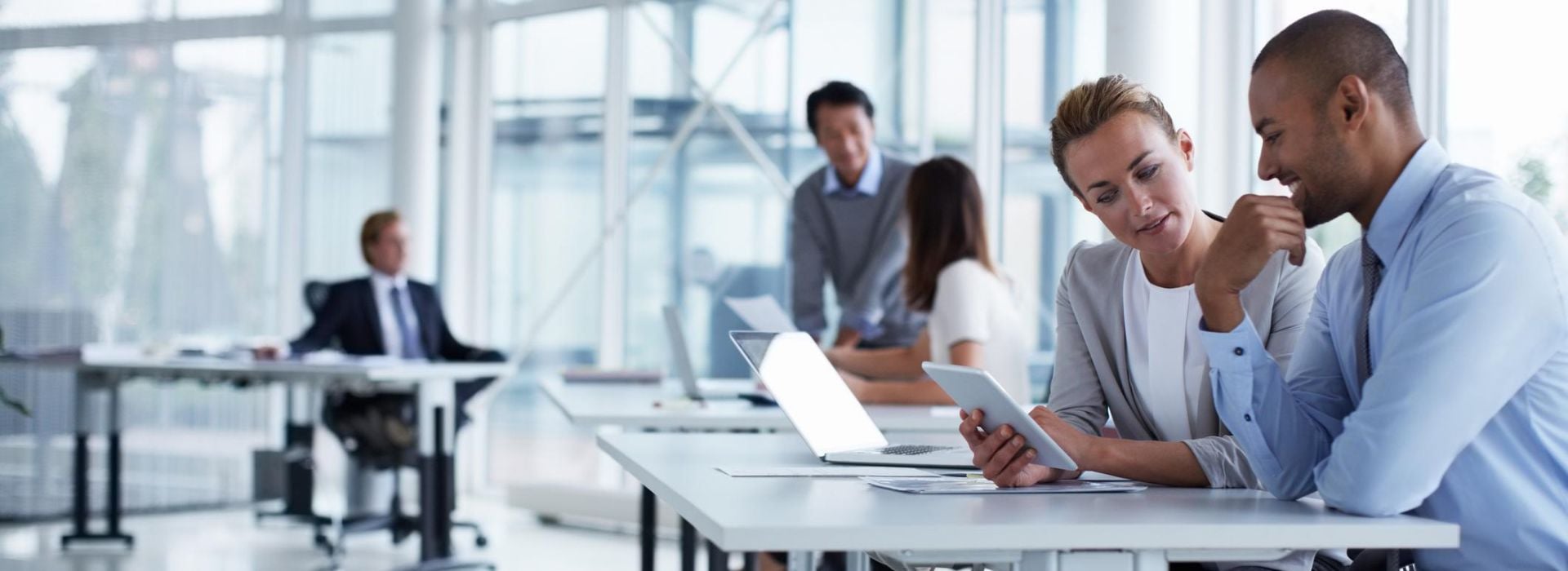 In un open space luminoso, dei colleghi lavorano insieme