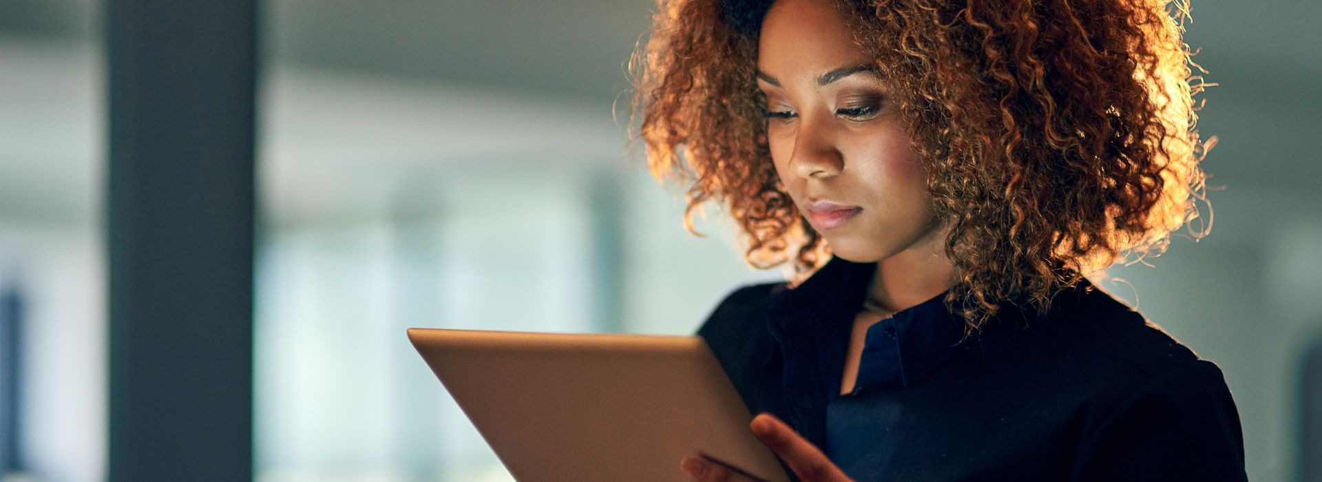Un'imprenditrice controlla il suo e-commerce usando un tablet