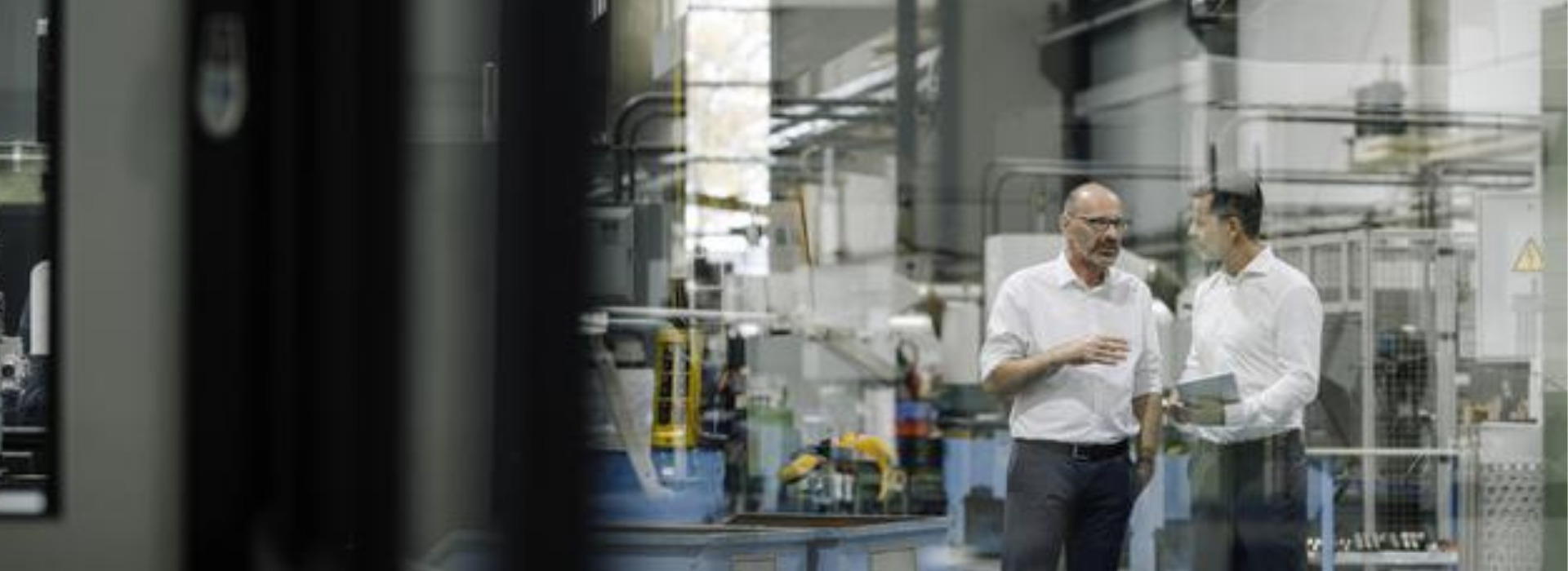 Due ingegneri si confrontano in un impianto industriale