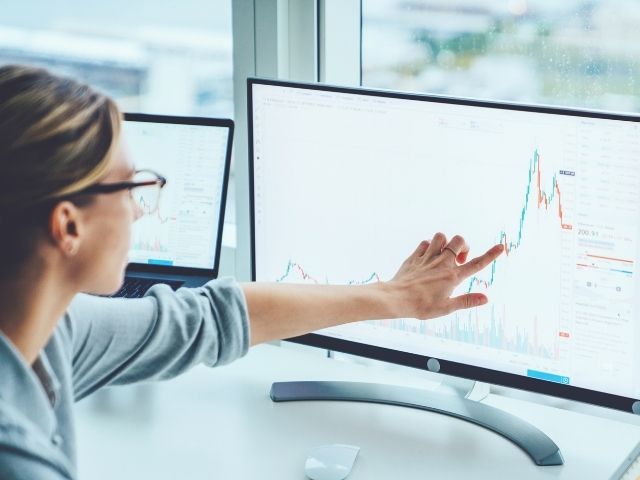Una business analyst studia un grafico al computer