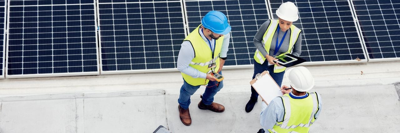 Pannello solare e panoramica di un team in discussione per ispezione o installazione