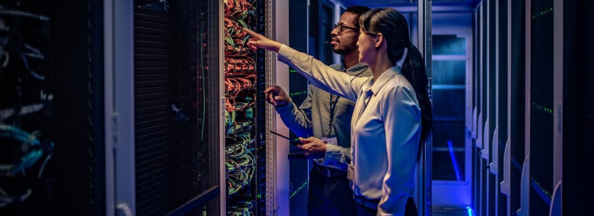 Due ingegneri informatici controllano dei server