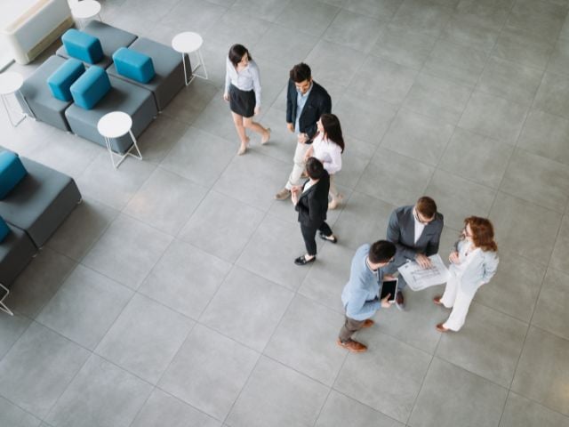 Professionisi che lavorano insieme in ufficio