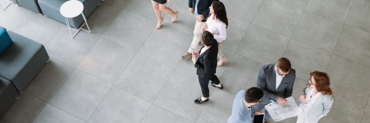 Professionisti che lavorano insieme in ufficio