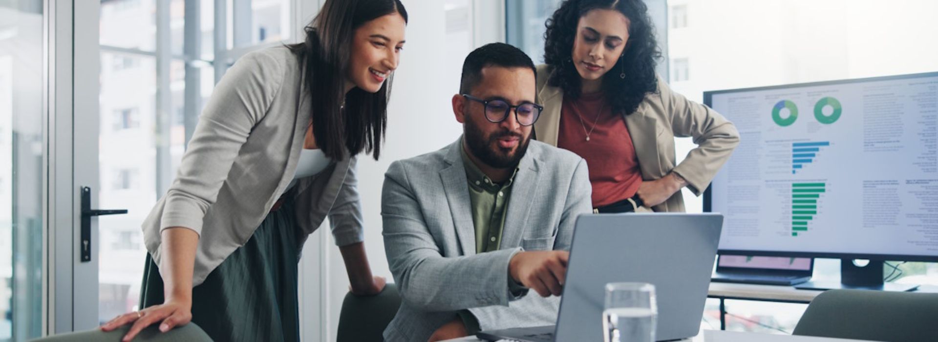 Tre colleghi lavorano ad una presentazione in ufficio