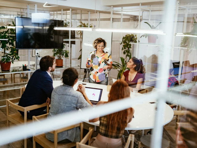 Sfondo celeste con scritto: le strategie per aumentare il cash flow