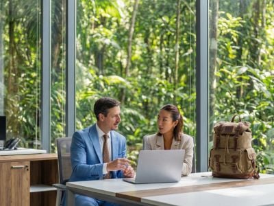 due professionisti seduti in un ufficio moderno