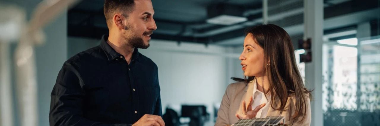 Due professionisti discutono di lavoro