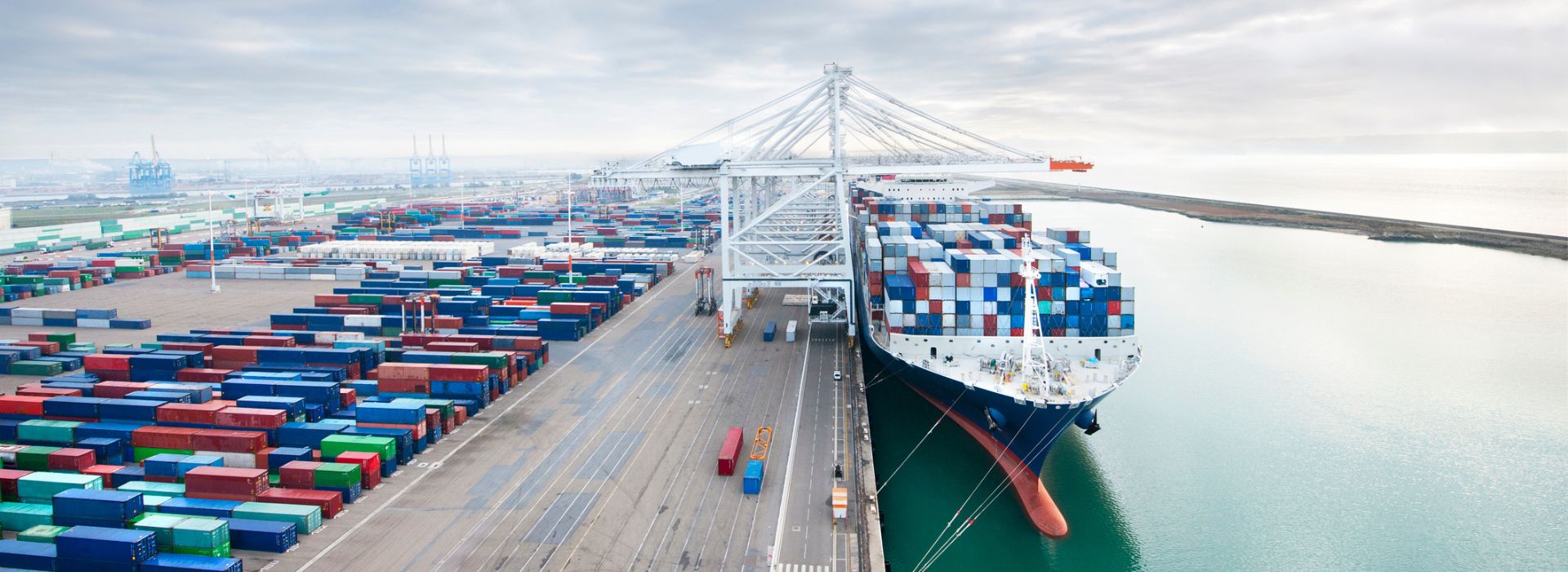 Nave cargo in un porto commerciale in attesa di partire con un carico destinato all'export