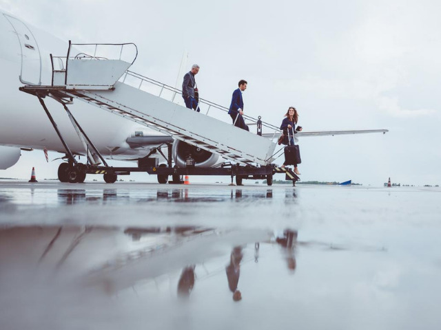 Tre imprenditori in trasferta di lavoro scendono da un aereo