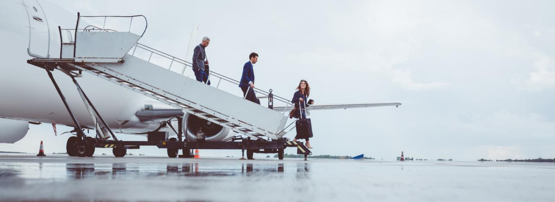 Tre imprenditori in trasferta di lavoro scendono da un aereo