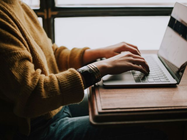 Un imprenditore controlla sul suo laptop il tasso di conversione del suo e-commerce