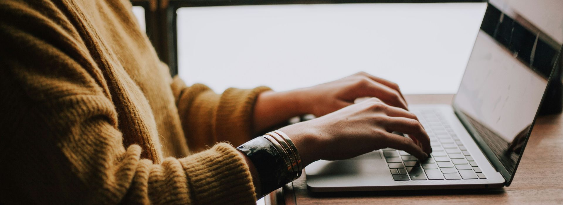 Un imprenditore controlla sul suo laptop il tasso di conversione del suo e-commerce