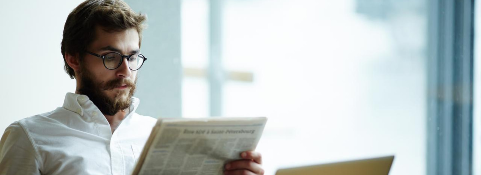 Un imprenditore legge le news finanziarie su un quotidiano