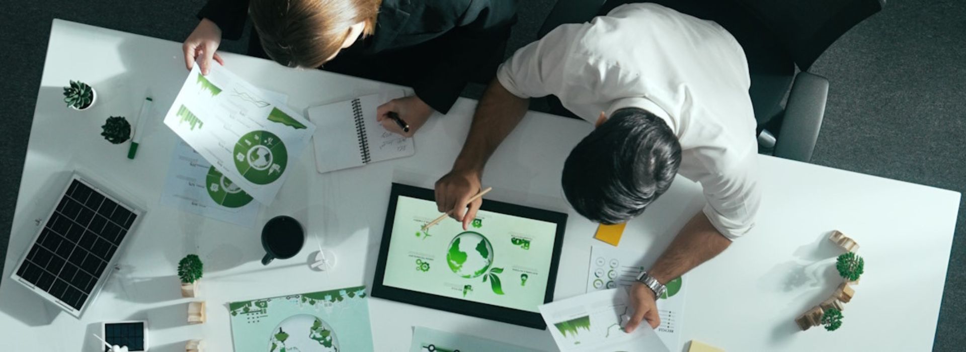 Due colleghi analizzano dati del business relativi alla sostenibilità