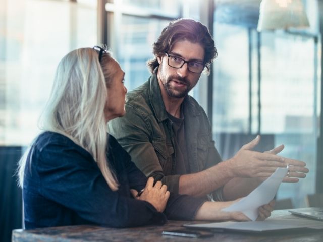 Due colleghi in ufficio si consultano